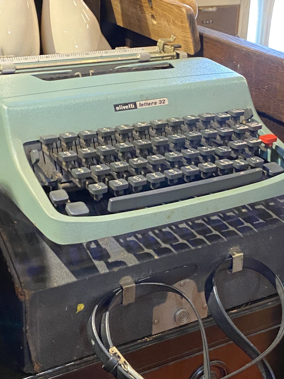 パソコン、ワープロ!いや、タイプライターでしょ!olivetti パソコン、ワープロ!いや、タイプライターでしょ!olivetti