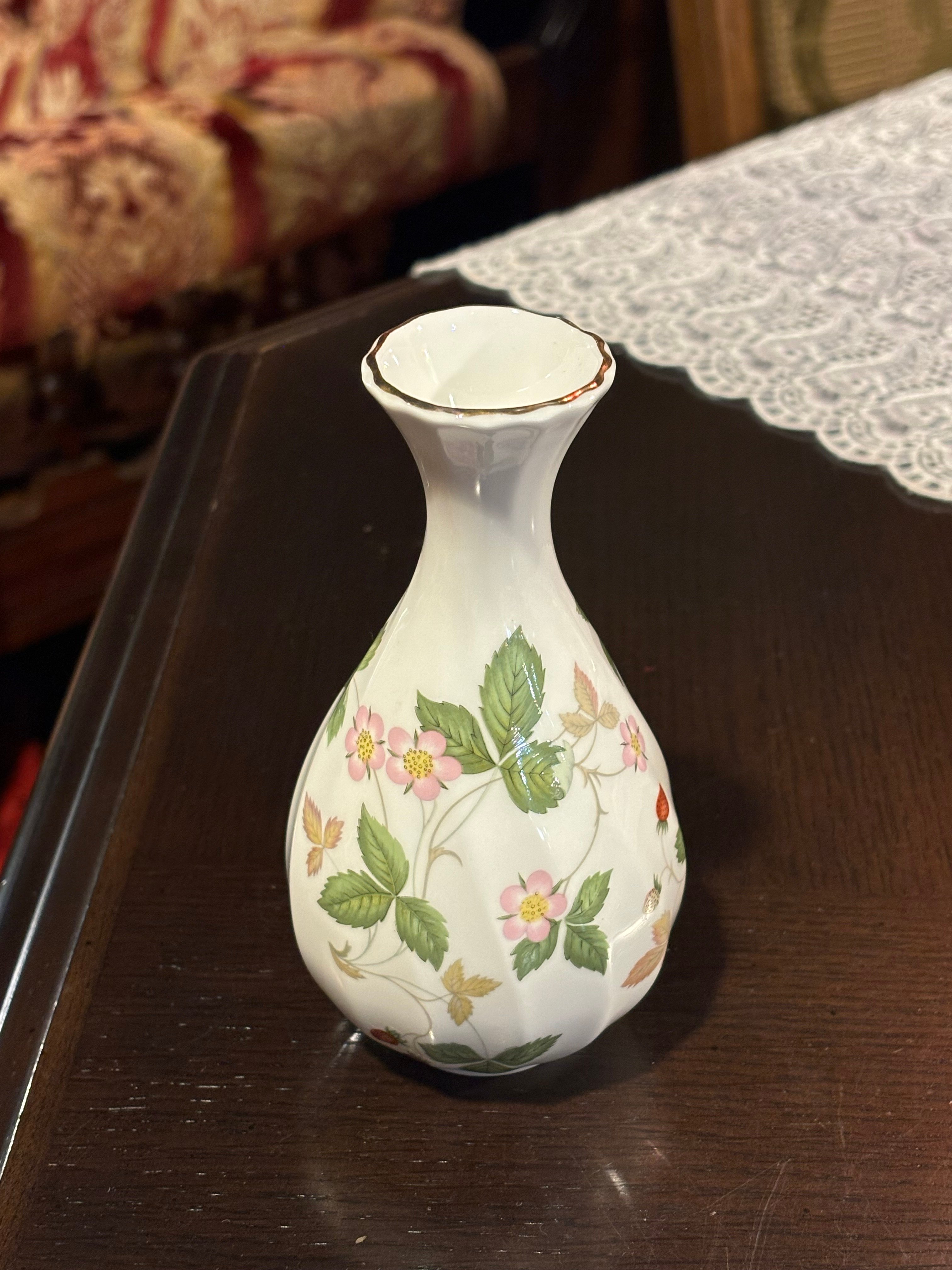 WEDGEWOOD ウェッジウッド ワイルドストロベリー　フラワーベース　花瓶 WEDGWOOD ワイルドストロベリー 花瓶 | アンティーク家具と喫茶