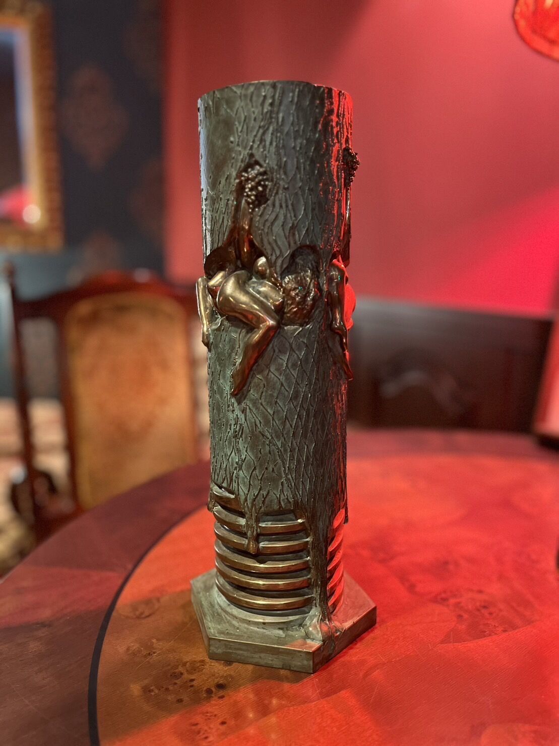 【海】美術品　銅製　花生　花瓶 海】美術品 銅製 花生 花瓶 （西洋美術 人物との抽象レリーフ