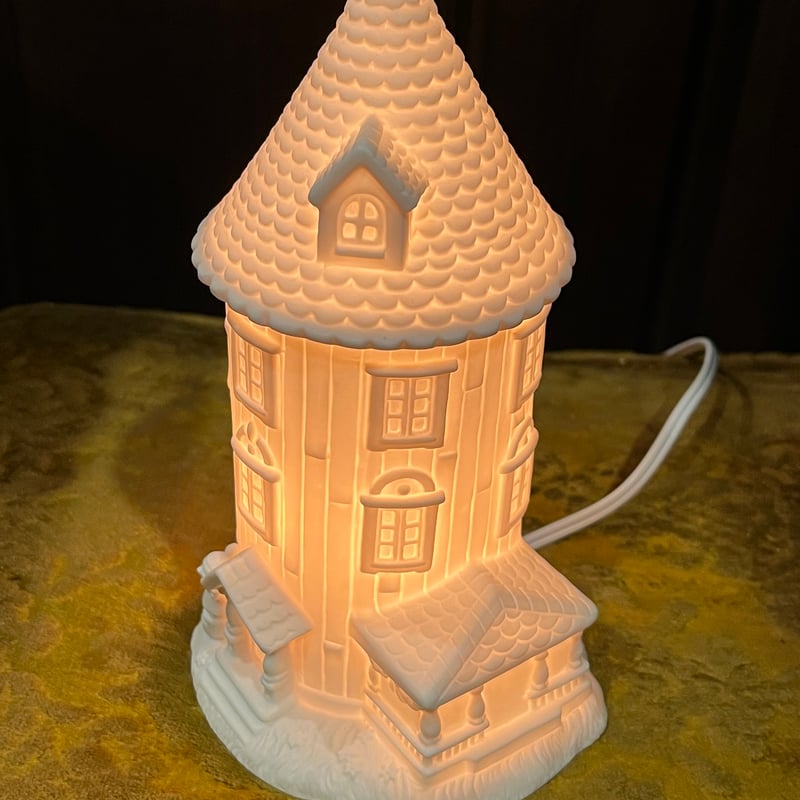 afternoon tea ムーミンハウスライト | アンティーク家具と喫茶