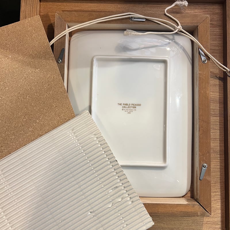 パブロピカソ 絵皿入り額 夫人像 | アンティーク家具と喫茶キャバレー