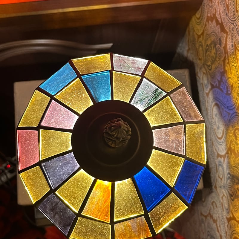 ステンドグラス カラーガラスが綺麗に反射する！ | アンティーク家具と