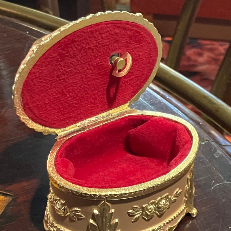 はせがわの、100万人のオルゴールです。 ハセガワ 百万人のオルゴール | アンティーク家具と喫茶