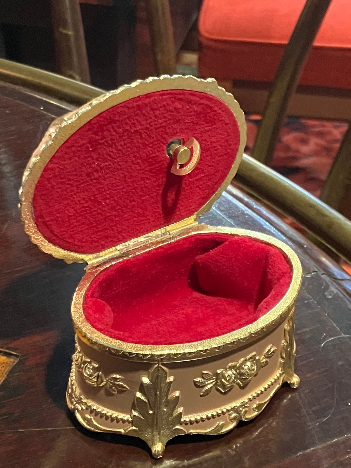 ハセガワ 百万人のオルゴール | アンティーク家具と喫茶キャバレーの