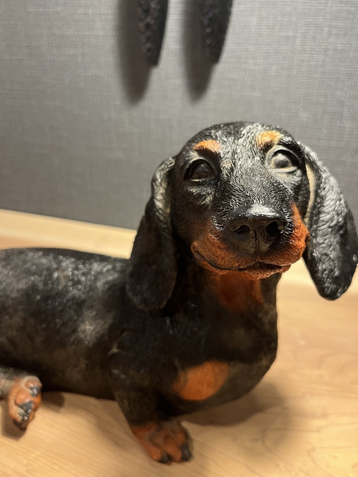 とにかく愛くるしい。。。黒のダックスフンドの置物 とにかく愛くるしい。。。黒のダックスフンドの置物