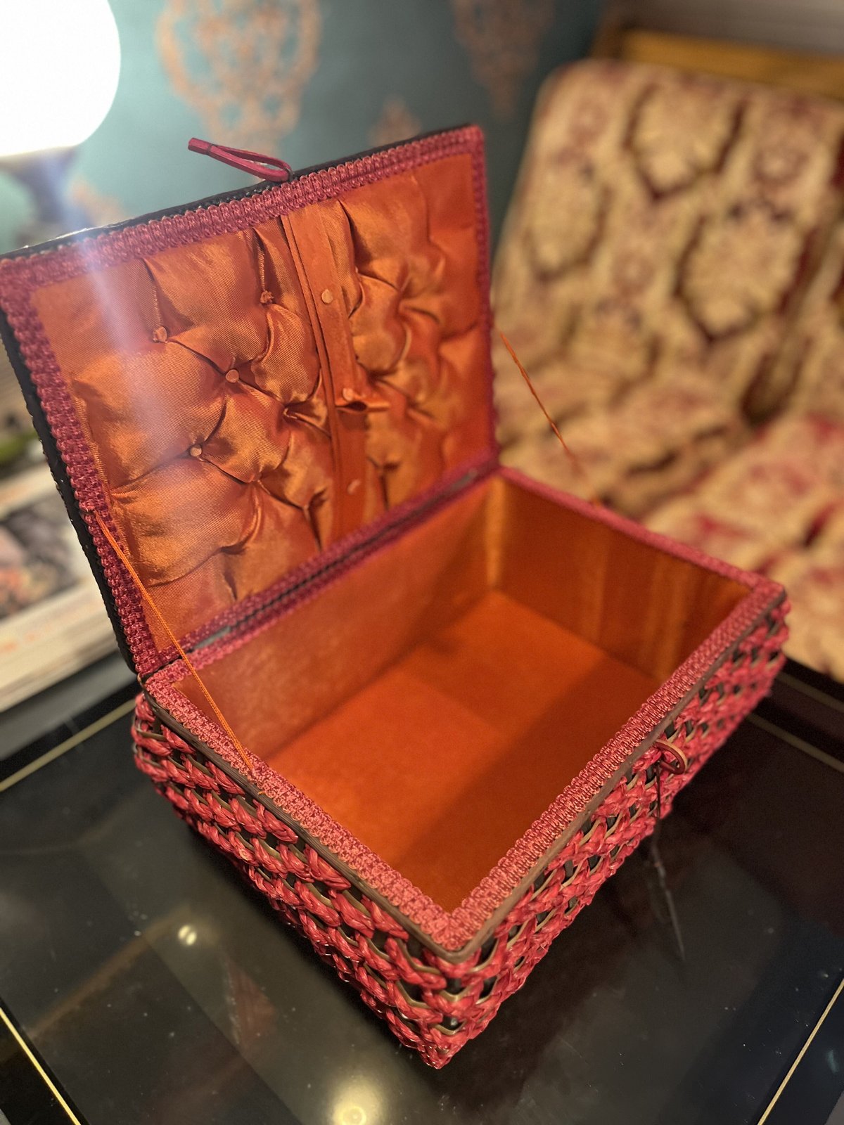 ソーイングボックス　裁縫箱　ゴブラン織蓋　バスケット　昭和レトロ　アンティーク 美品 昭和レトロ ソーイングボックス 藤 裁縫箱 蓋の刺繍が