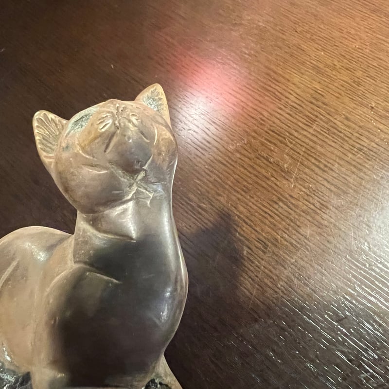 真鍮 猫の置物 | アンティーク家具と喫茶キャバレーのネットショップ