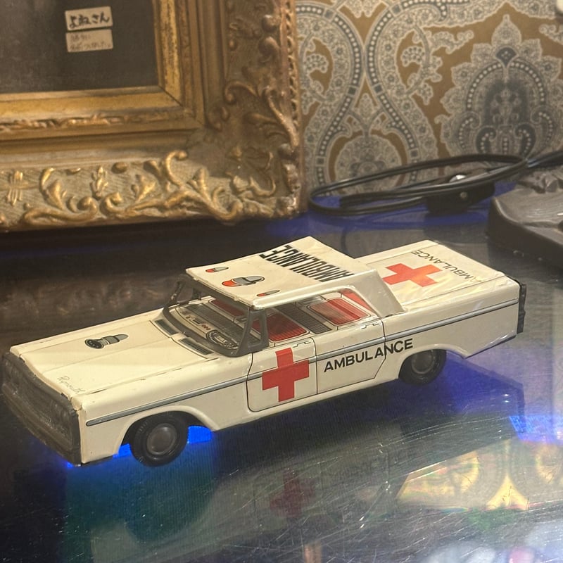 【昭和レトロ】ブリキの車 13cm（2台） 昭和レトロ ブリキ 救急車 | アンティーク家具と喫茶キャバレー