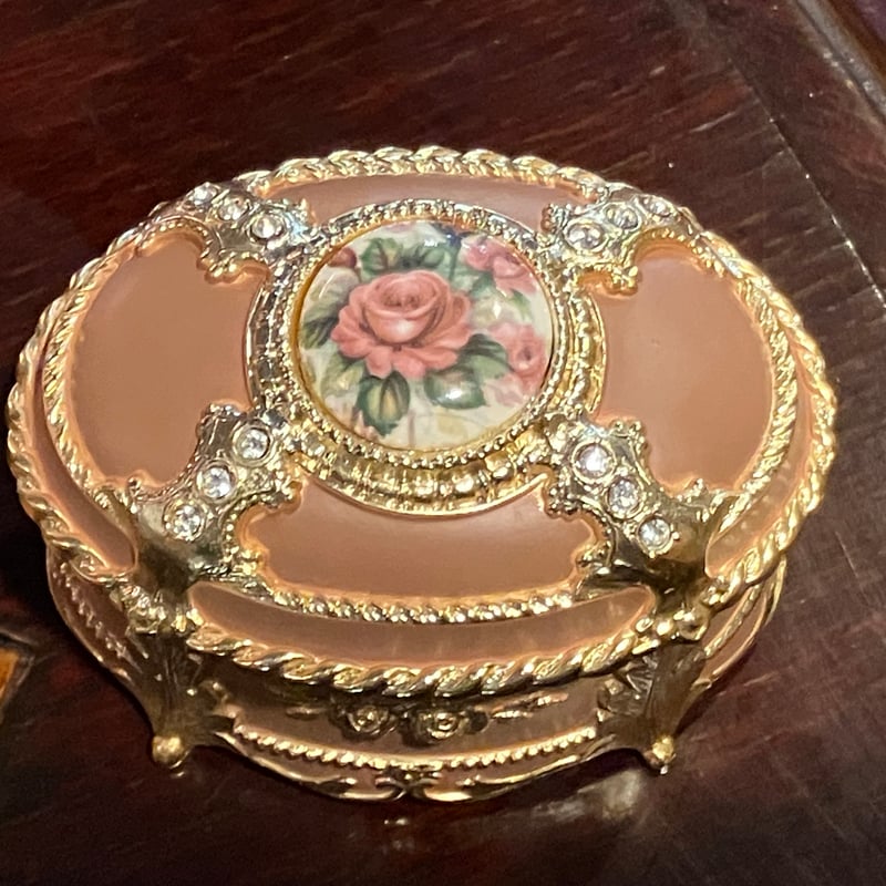 ハセガワ 百万人のオルゴール | アンティーク家具と喫茶