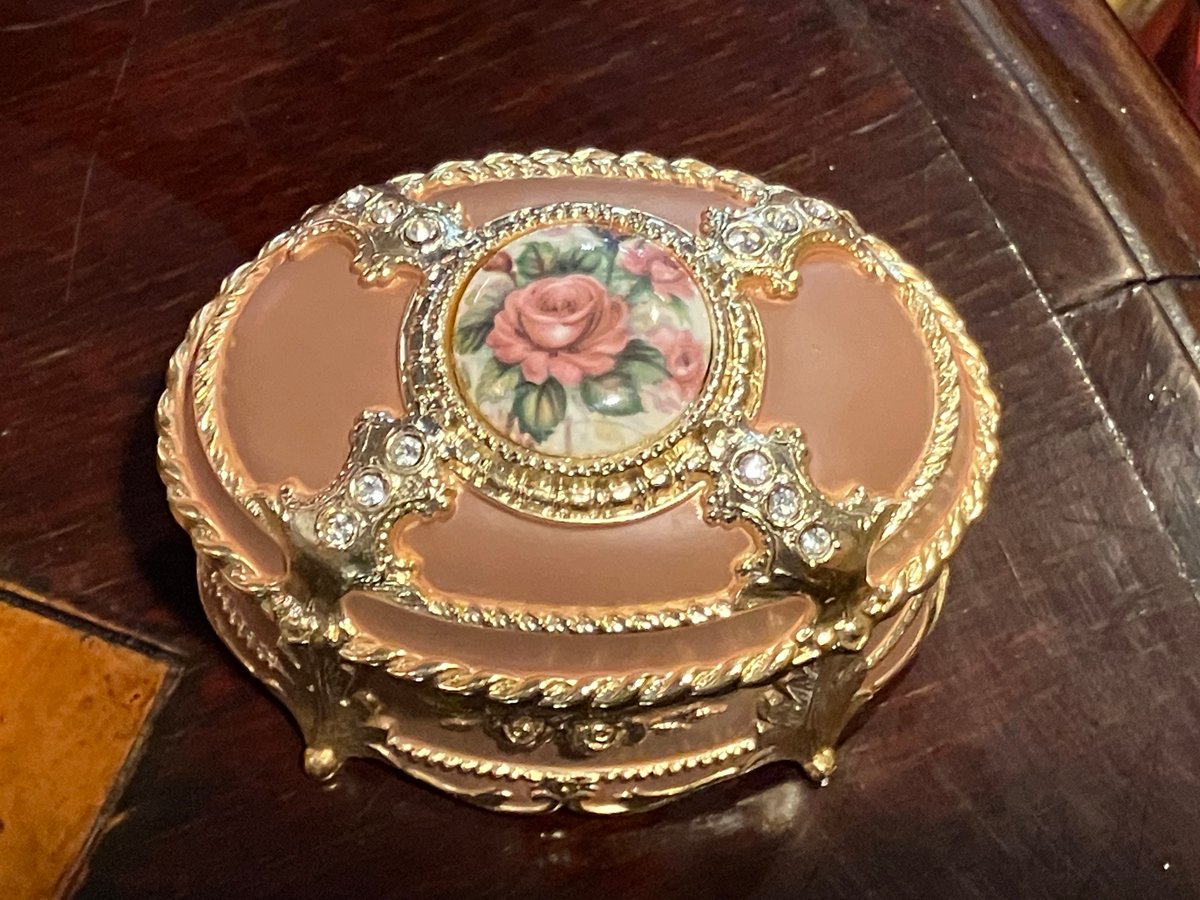 ハセガワ 百万人のオルゴール | アンティーク家具と喫茶キャバレーの