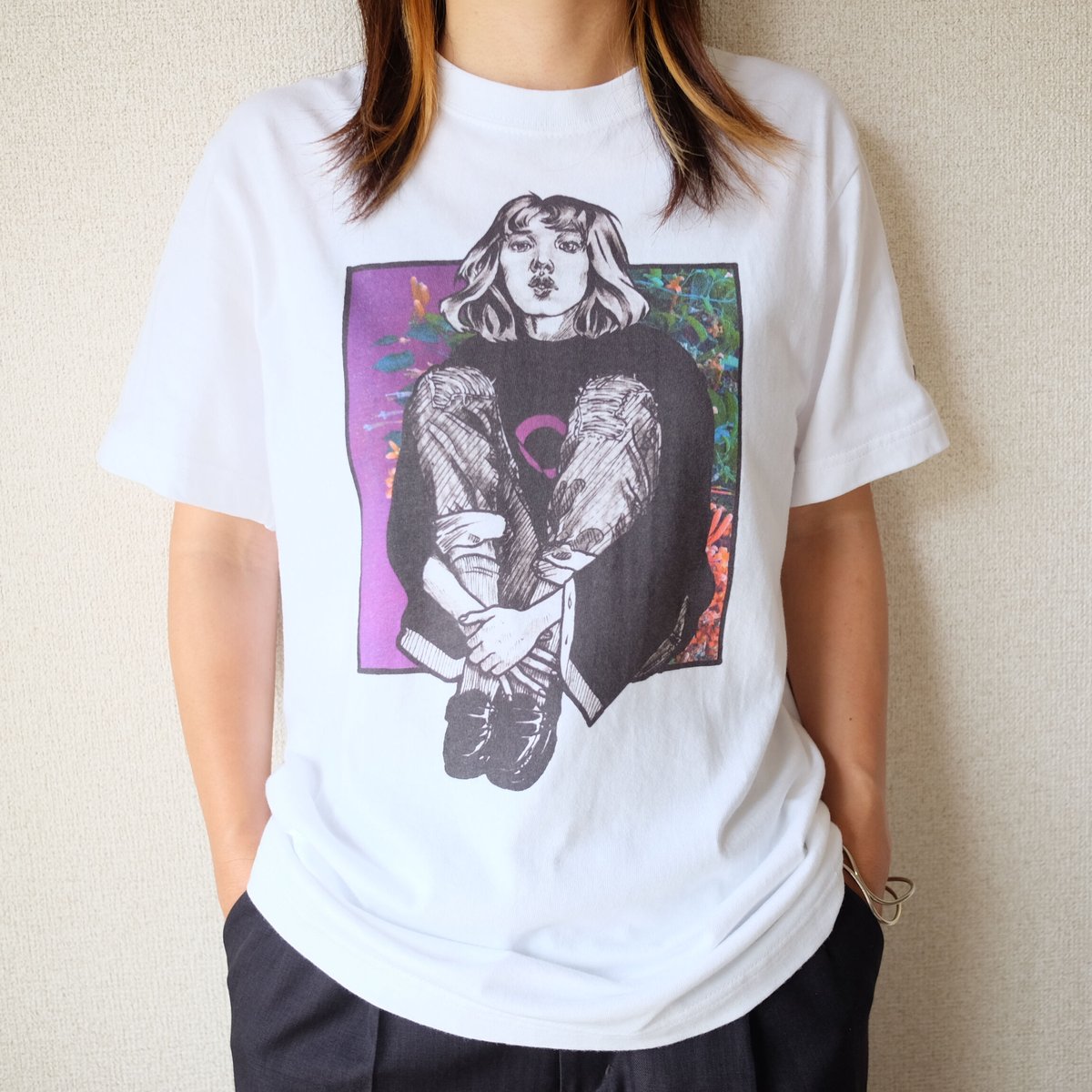 ELLE GIRL - フロントイラスト｜左袖ロゴ Tシャツ | HAS Portraits
