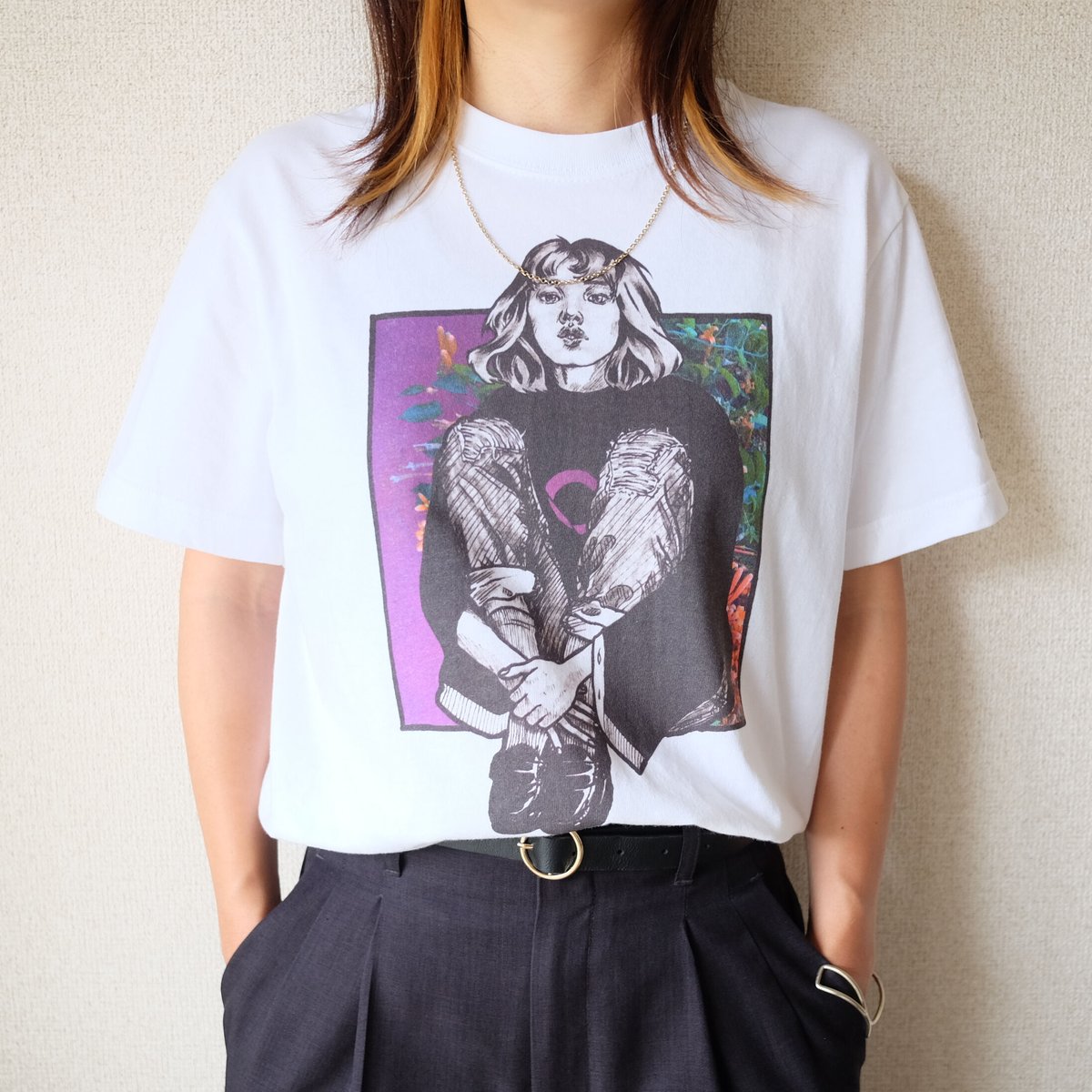 ELLE GIRL - フロントイラスト｜左袖ロゴ Tシャツ | HAS Portraits
