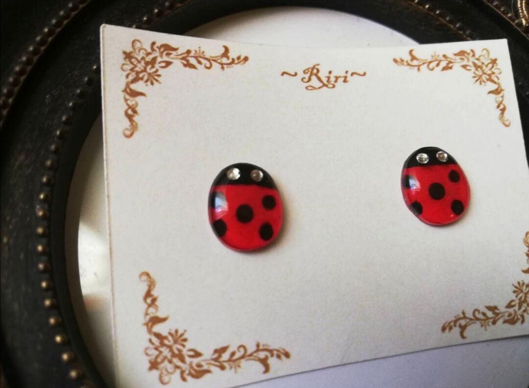 レネレイド＊お花とてんとう虫のピアス Les nereides ピアス フック型 てんとう虫・花デザインオン