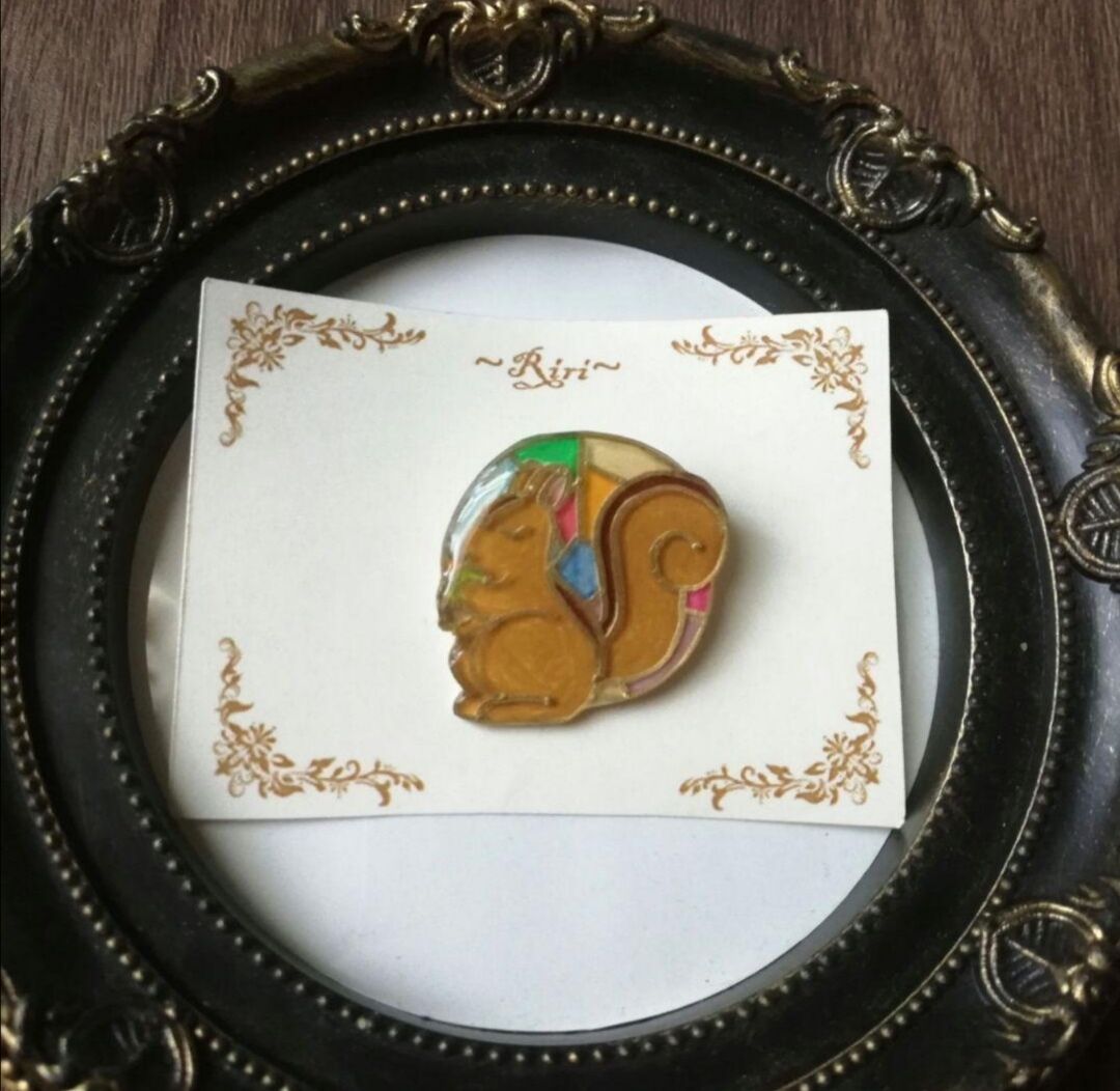 ステンドグラス風リスのブローチ | riricat's STORE