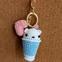 【うさ0347】あみぐるみキーホルダー「くまクリームソーダ」（水色）