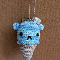 【うさ0352】あみぐるみボールチェーン「くまシングルコーンアイス」ソーダ