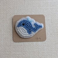 【うさ0684】ビーズ刺繍ブローチ「くじら」