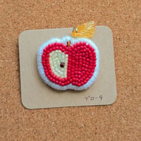【うさ0756】ビーズ刺繍ブローチ「りんご」