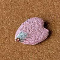 【うさ0496】さくら花びら刺繍ブローチ