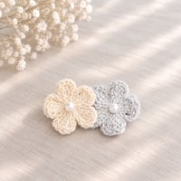 【R  G26】パール付きお花のピン ホワイト×グレー