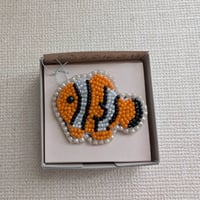 【うさ0570】ビーズ刺繍ブローチ「クマノミ」