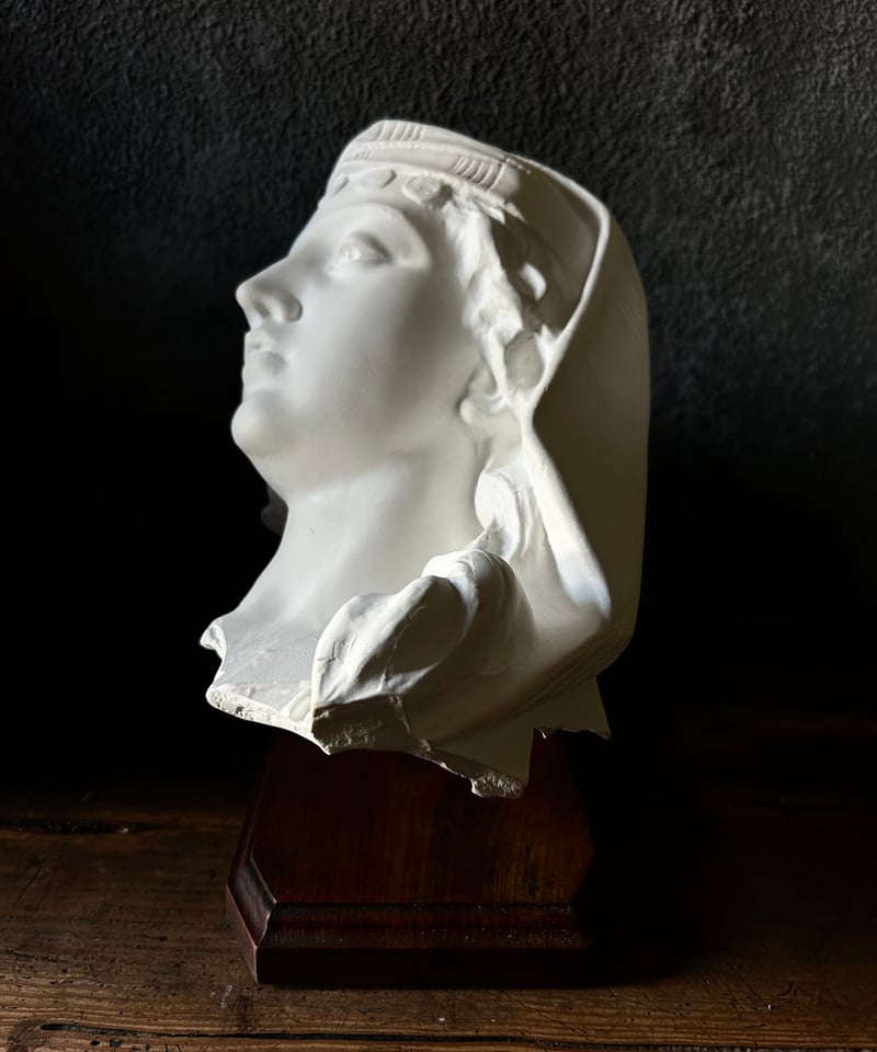 眠る少女の石膏像/美術/台座/インテリア | 骨董・アンティークの