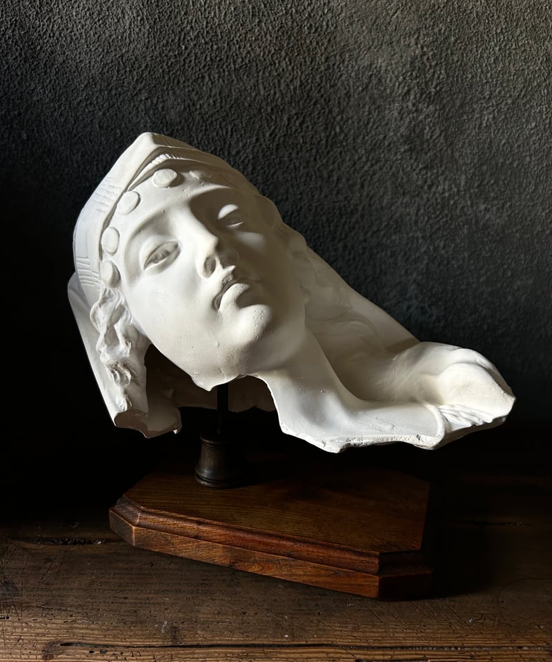 眠る少女の石膏像/美術/台座/インテリア | 骨董・アンティークの