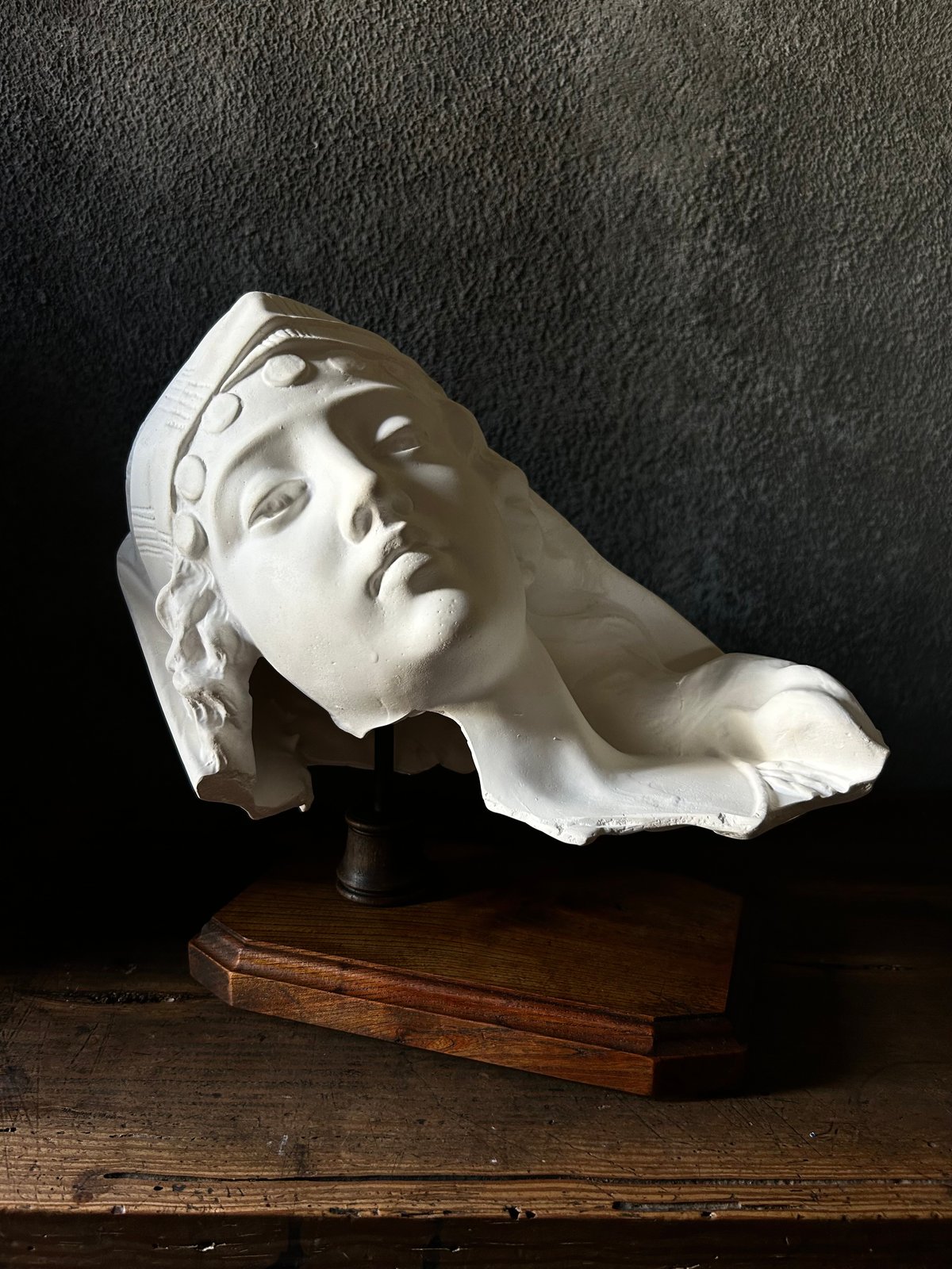 眠る少女の石膏像/美術/台座/インテリア | 骨董・アンティークの