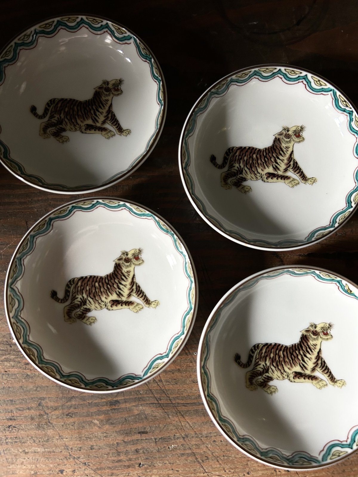 虎の絵柄 陶器の皿 松浦コータロー 虎とウサギの絵柄 陶器皿 松浦