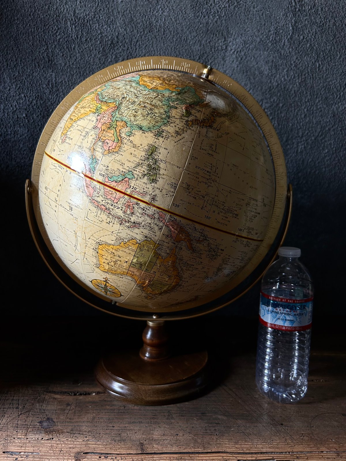 アンティークの地球儀。 アンティーク調のおしゃれな地球儀、可愛いサイズのディスプレイ雑貨