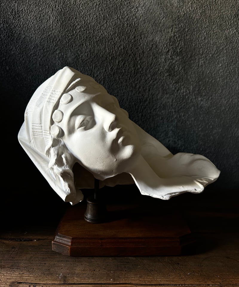 眠る少女の石膏像/美術/台座/インテリア | 骨董・アンティークの