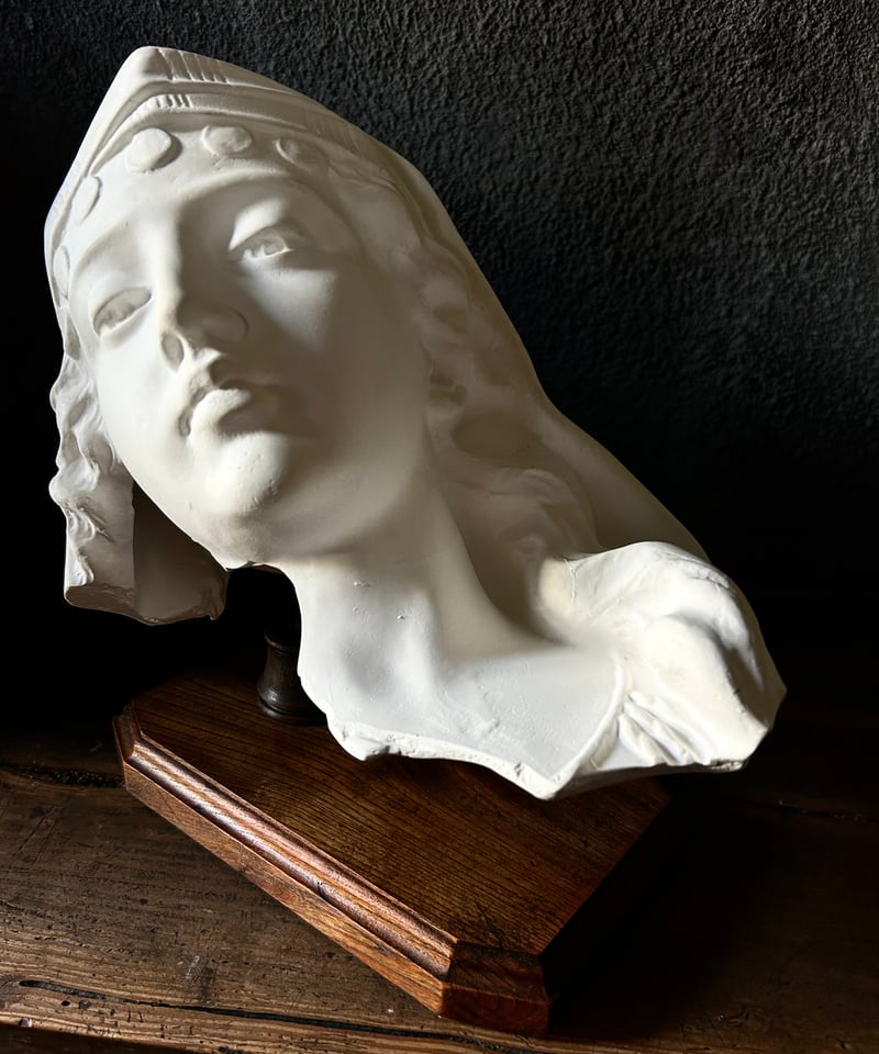 眠る少女の石膏像/美術/台座/インテリア | 骨董・アンティークの