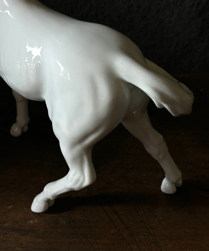 翔る白馬の置物 白磁 鍋島 大五作 桐箱入 翔る白馬の置物 白磁 鍋島 大