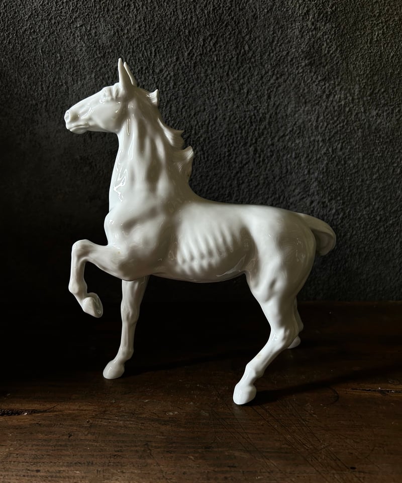 翔る白馬の置物　白磁　鍋島　大五作　桐箱入 白磁馬/鍋島焼/大五窯/置物/インテリア/伝統工芸 | 骨董・アンティーク