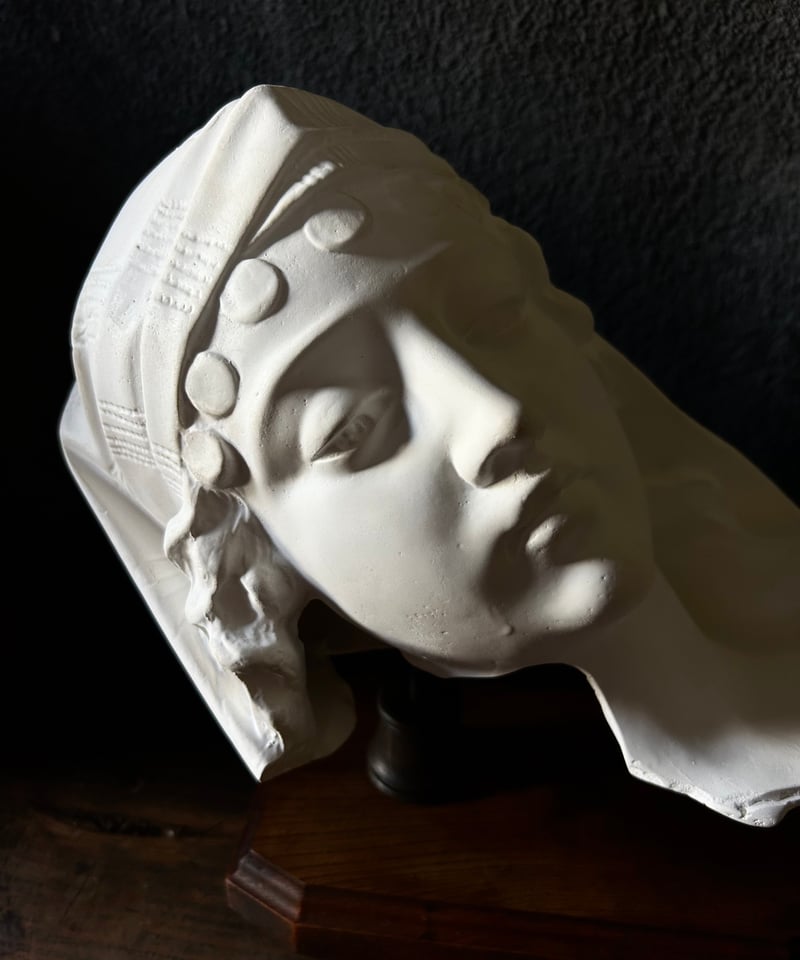 眠る少女の石膏像/美術/台座/インテリア | 骨董・アンティークの