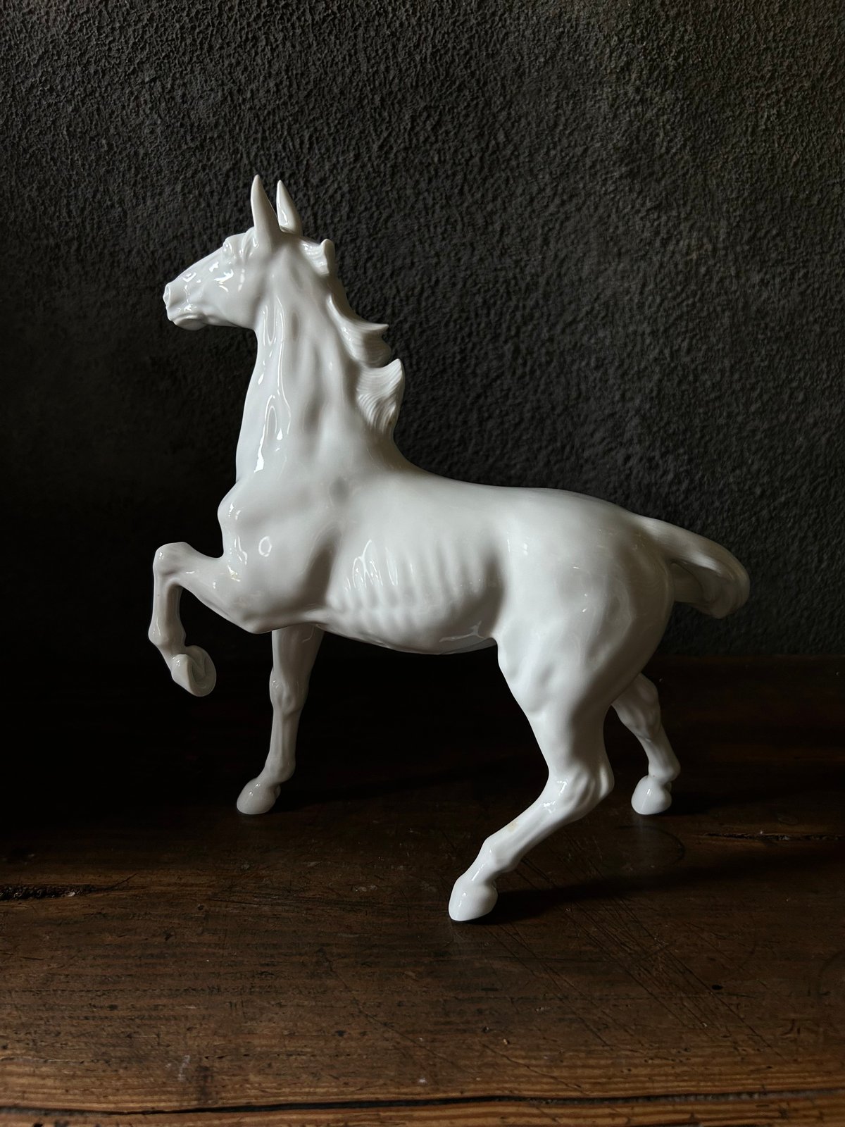 翔る白馬の置物 白磁 鍋島 大五作 桐箱入 翔る白馬の置物 白磁 鍋島 大