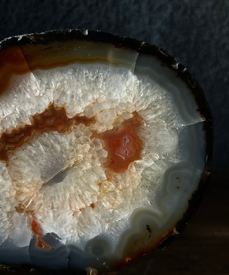 縞瑪瑙 磨き石】赤・黒・白の縞模様による炎のような景色 【