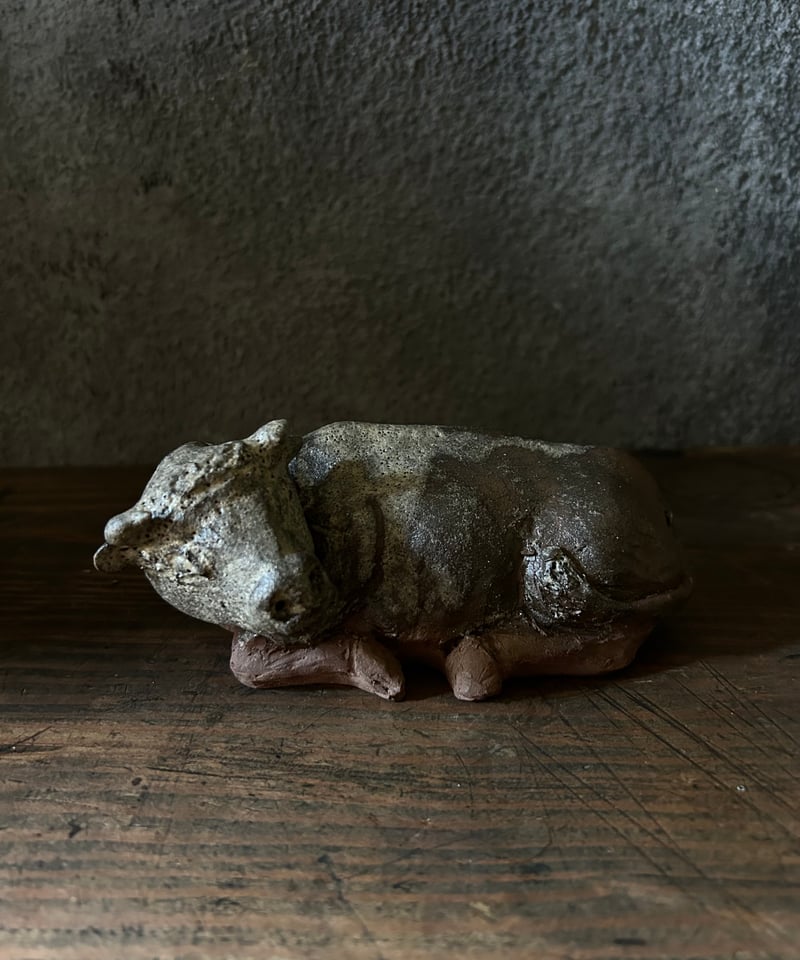 陶器製 牛の置物 黒色台座付き 陶器製の座牛/骨董/置物 | 骨董・アンティークのオンライン