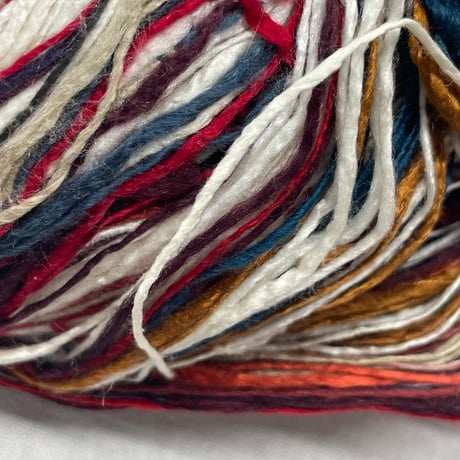 149　メーカー不明　赤系グラデーションカセ糸　140ｇ