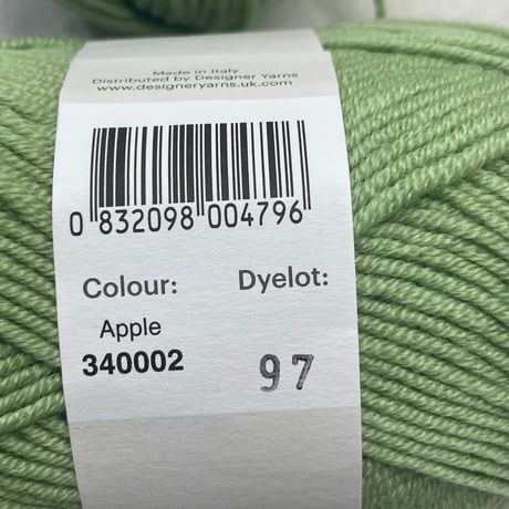 250　〈A〉Debbie Bliss　Baby Cashmerino　COL:Apple　2玉セット
