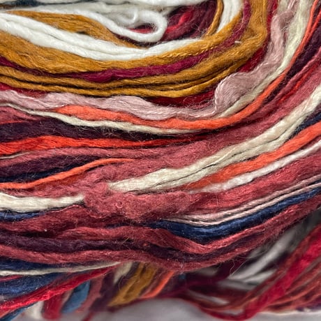 149　メーカー不明　赤系グラデーションカセ糸　140ｇ