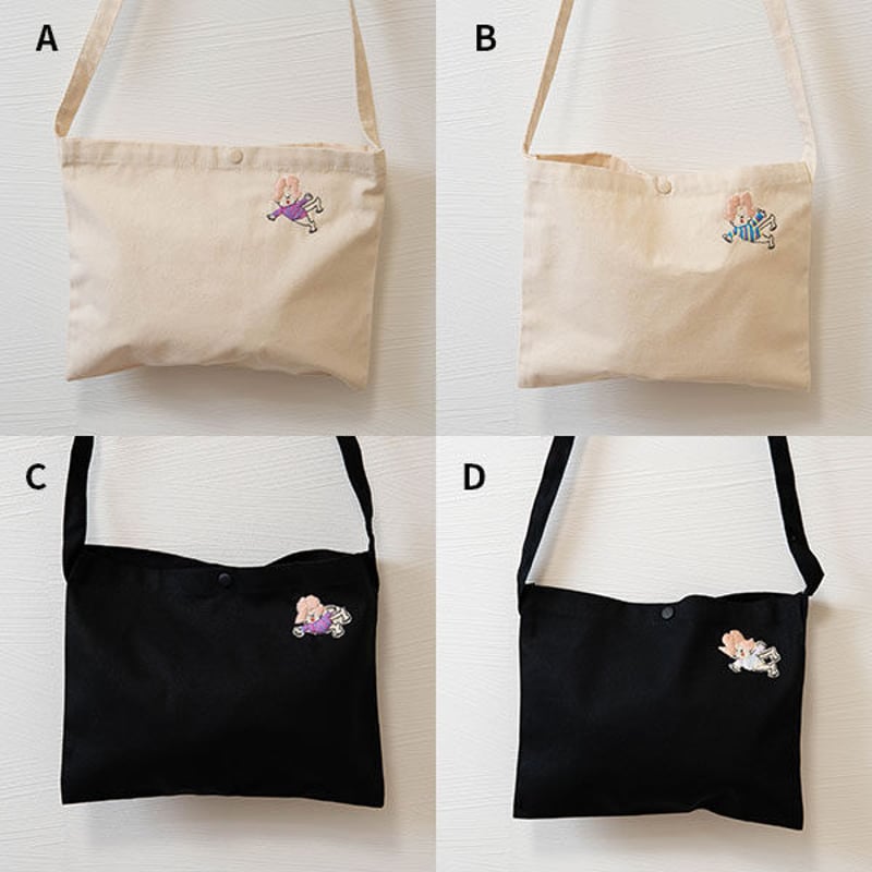 CHALLENGER 刺繍入りネイビーサコッシュ SMALL MESSENGER BAG。 コンパクトサイズで登場した定番