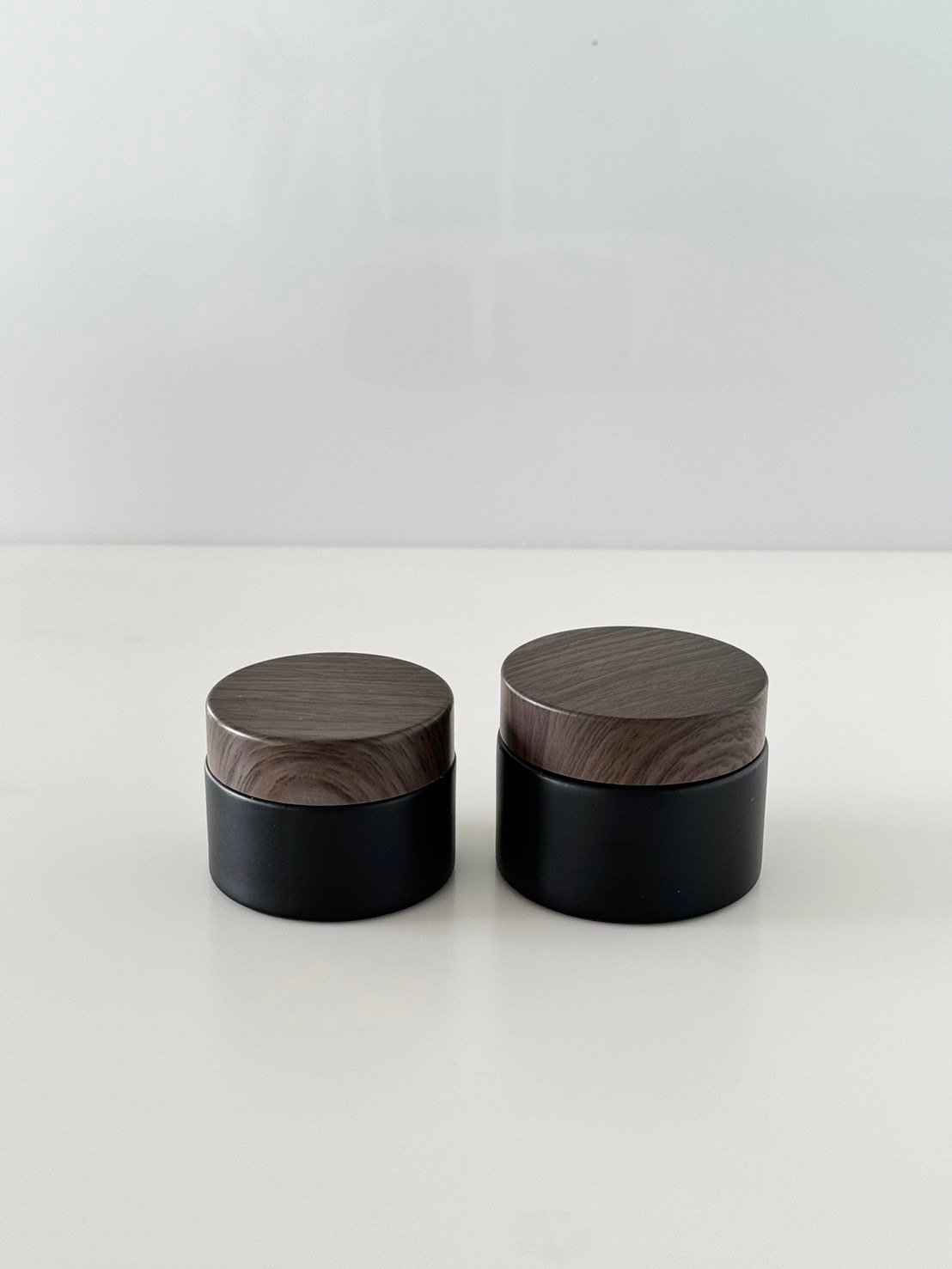 ナチュラルサイコス】北欧ブラックガラス15mlクリームジャー容器