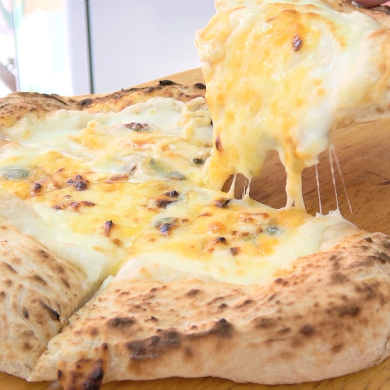 8 エイト（8種チーズのピザ、蜂蜜付き） | リエルプラス