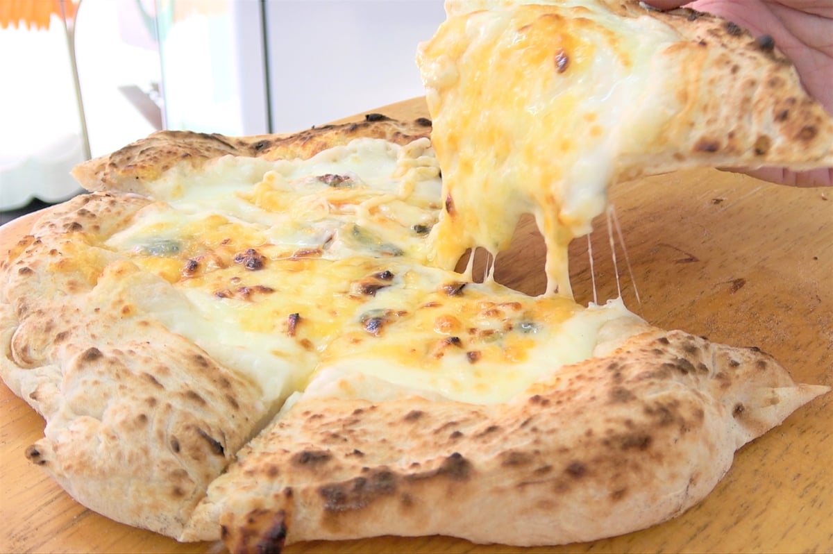 8 エイト（8種チーズのピザ、蜂蜜付き） | リエルプラス