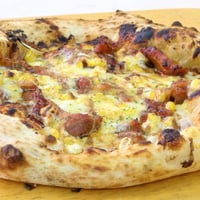 照り焼きチキンとオニオン、コーンのピザ