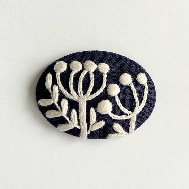 北欧風草花の刺繍ブローチ | j.couture