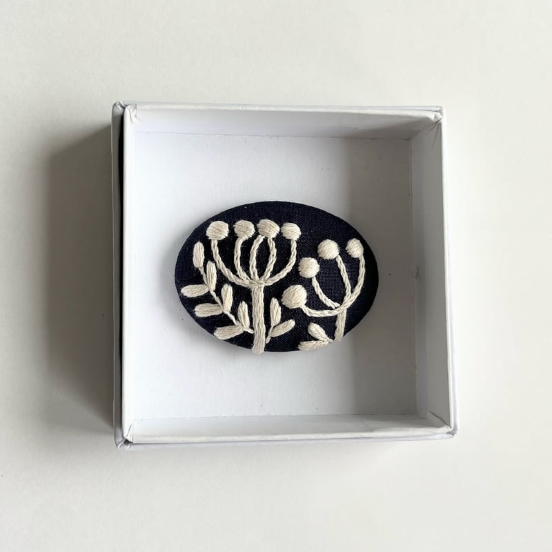 刺繍ブローチ　専用商品 北欧風草花の刺繍ブローチ | j.couture