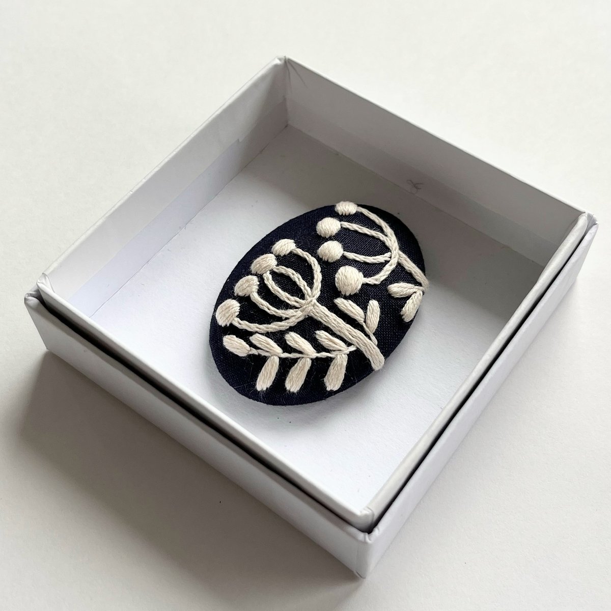 【美品】天然素材ブローチ　ぶどう模様、アイボリー、細工彫、ヴィンテージ 北欧風草花の刺繍ブローチ | j.couture