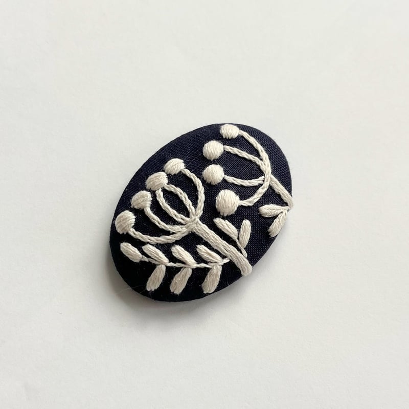 北欧風草花の刺繍ブローチ | j.couture